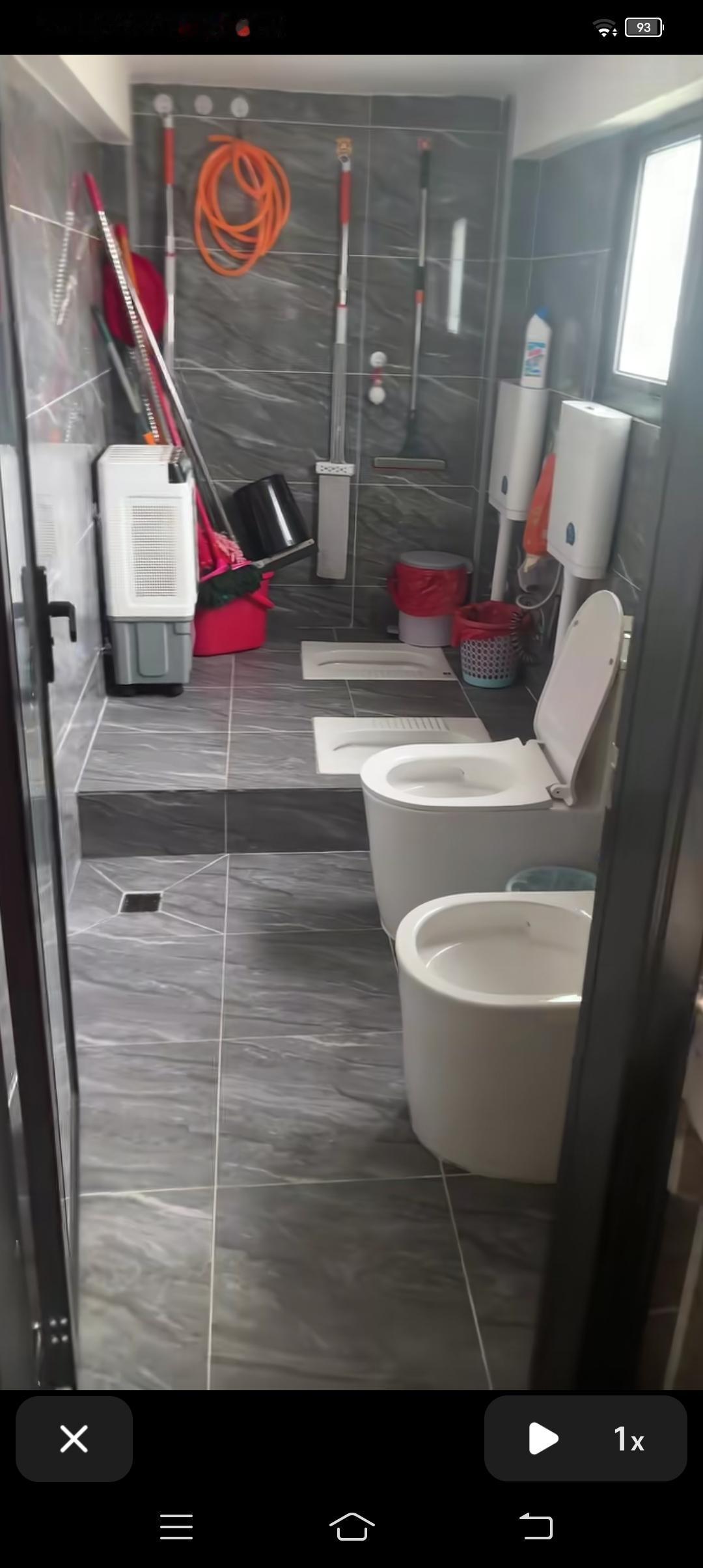 福建一网友发布在某音上的一个视频，晒出了一户人家卫生间的壮观画面，一个卫生间里面