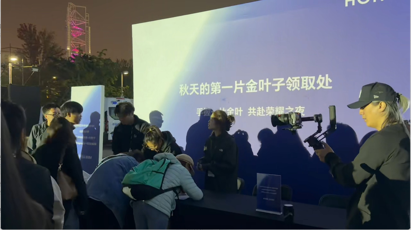 荣耀发布会含金量真高见过发布会画饼的，没见过直接发“金”的！一句“不能让大家空