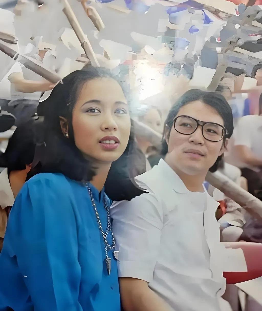 这张照片拍摄于1979年，香港自行车协会代表霍震霆和妻子朱玲玲观看比赛的情景。那