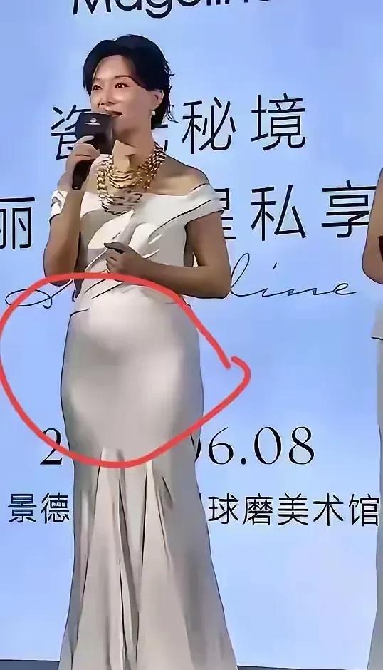 天呐，这大肚腩胖的比胸还高了，这水桶腰，大肚腩，太有女人味了