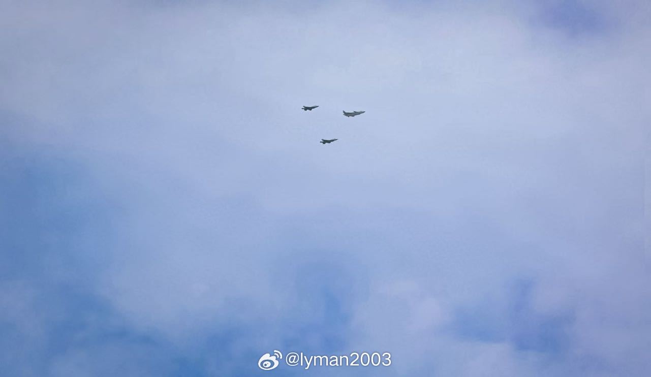 J20+J35A东大的五代机队[并不简单]要是J20A就更完美了[墨镜]图源