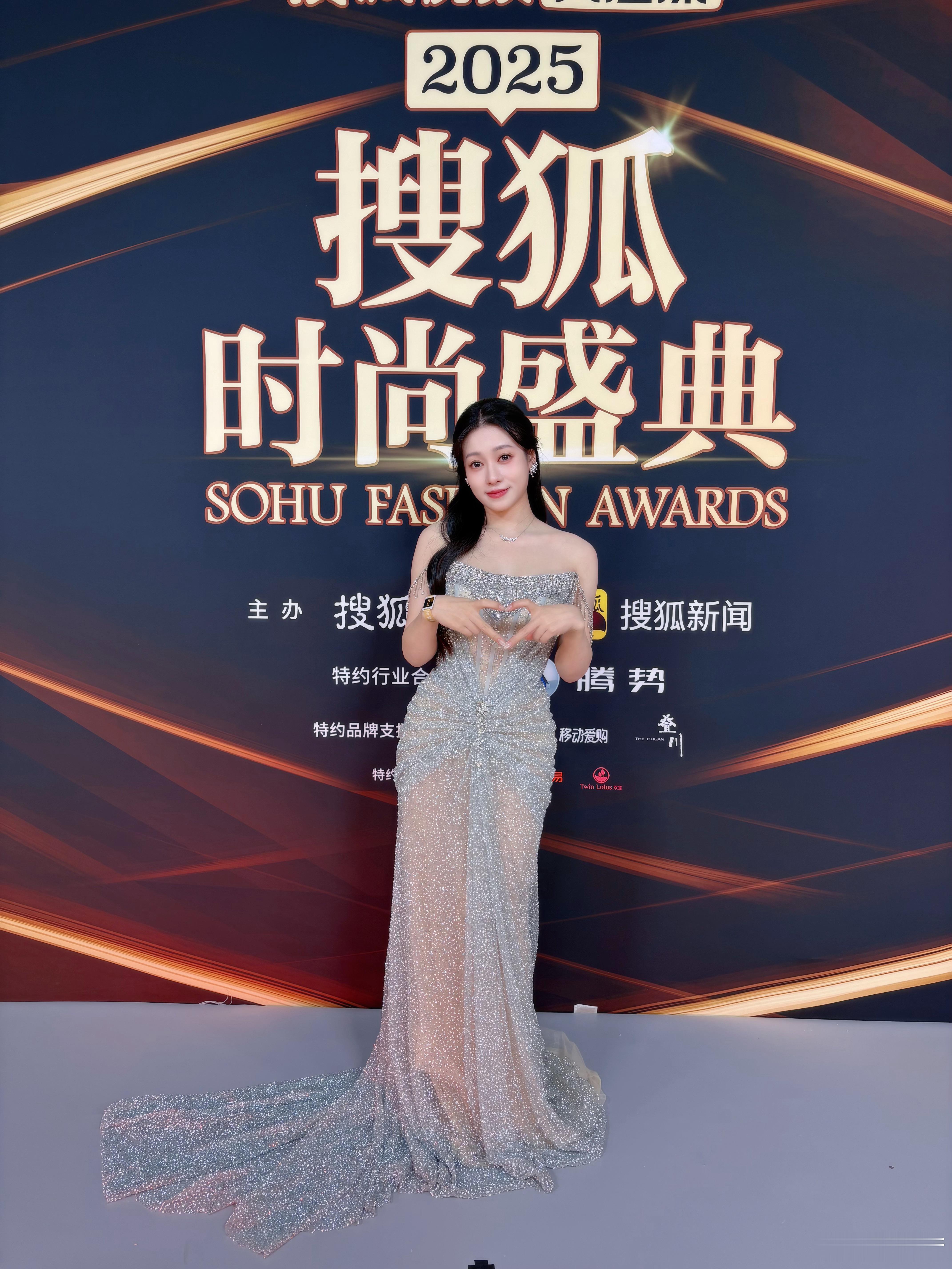 报告！成功混入时尚圈（一天限定版）！第一次参加搜狐盛典，现场美女如云✨眼睛不够用