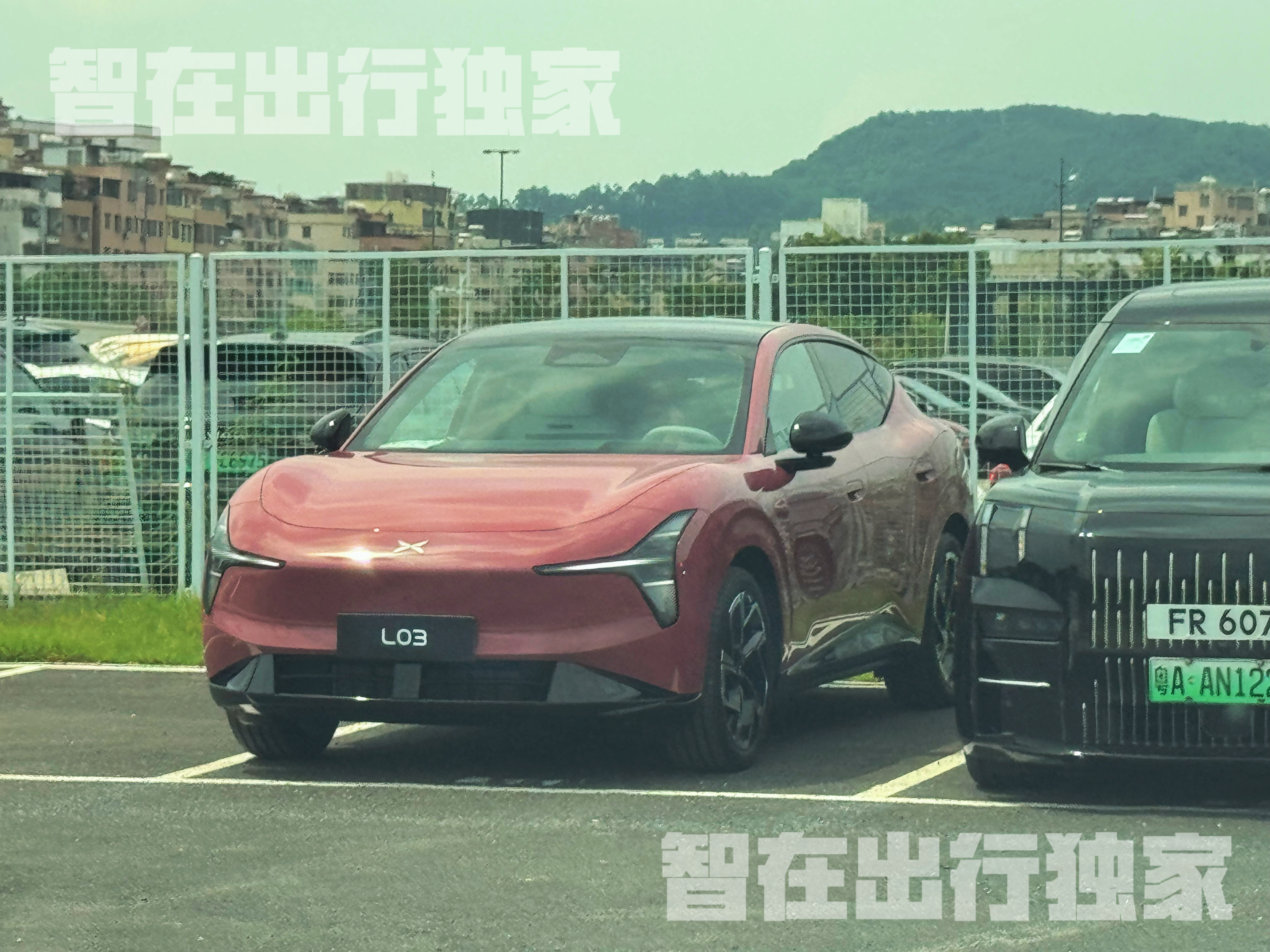 就在刚才，偶遇到小鹏MONAL03，马上帮大家看看这车到底怎么样。车身尺寸：
