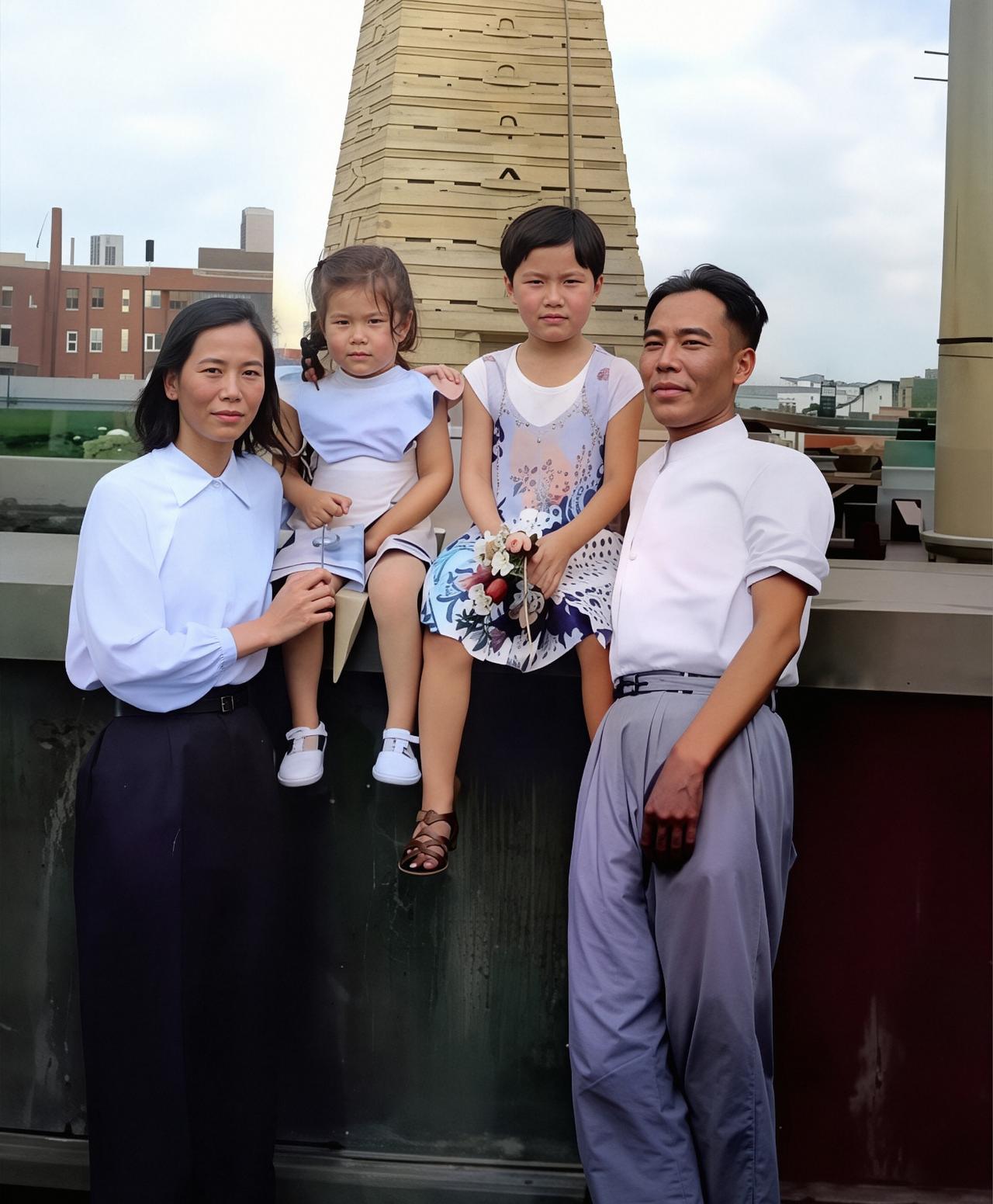1949年，贺子珍回国后，在上海和兄长贺敏学、女儿李敏、侄女的珍贵合影，难得一见