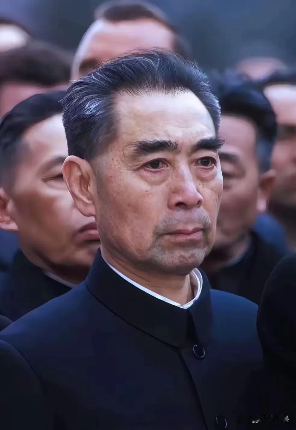 几个私人银行联合体，规模很大，大到可以发行货币、给国家贷款，这就是美联储。诡异的