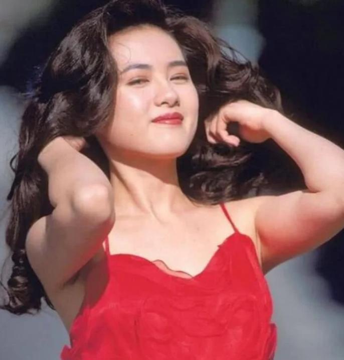 1996年，赚的盆满钵满马上就要结婚的李丽珍，因为禁不住王晶高达400万片酬的诱