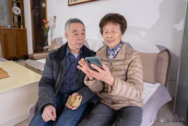 工龄超35年退休人员，四项专属福利，大部分老人白白错过了辛辛苦苦在岗几十年