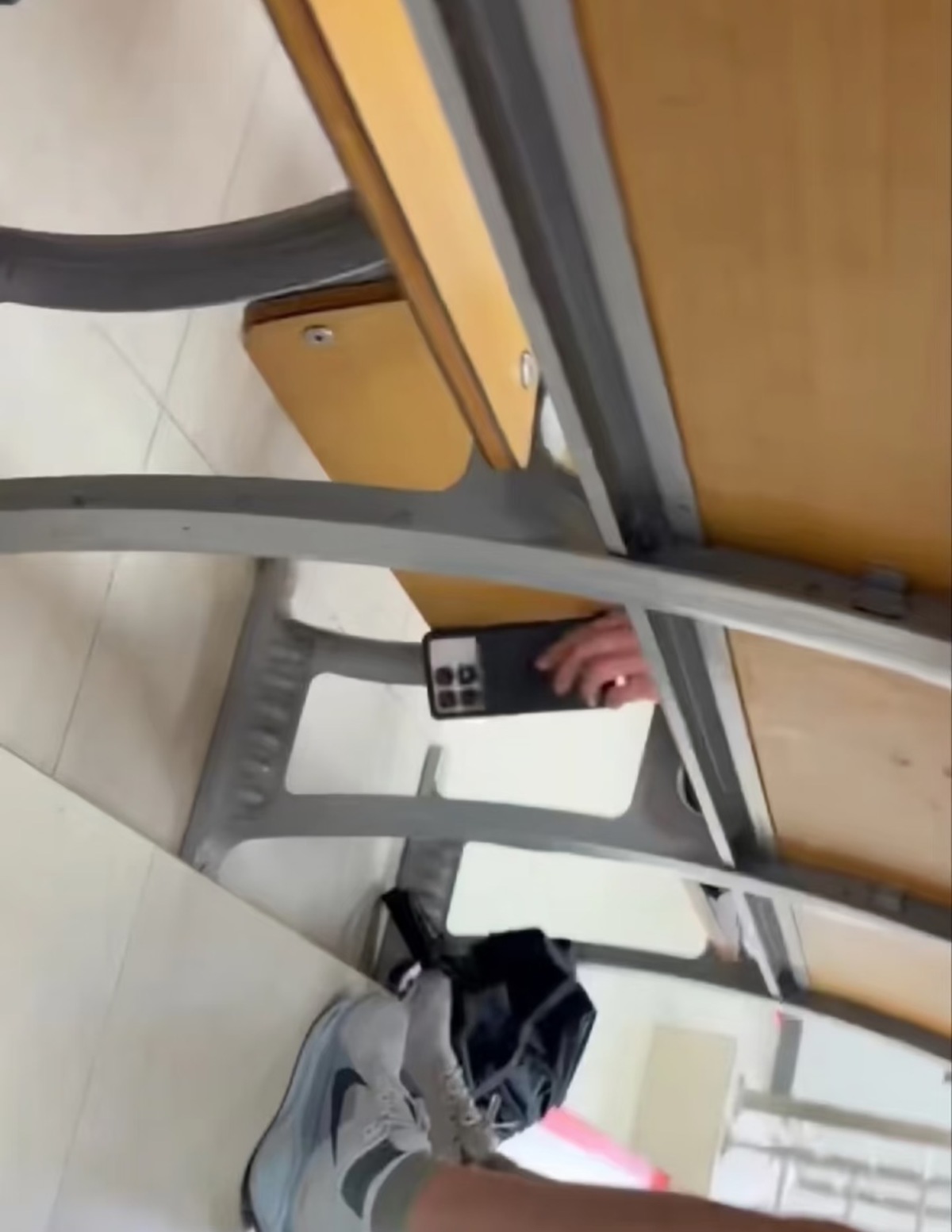 华南理工一男生偷拍女生被抓现行