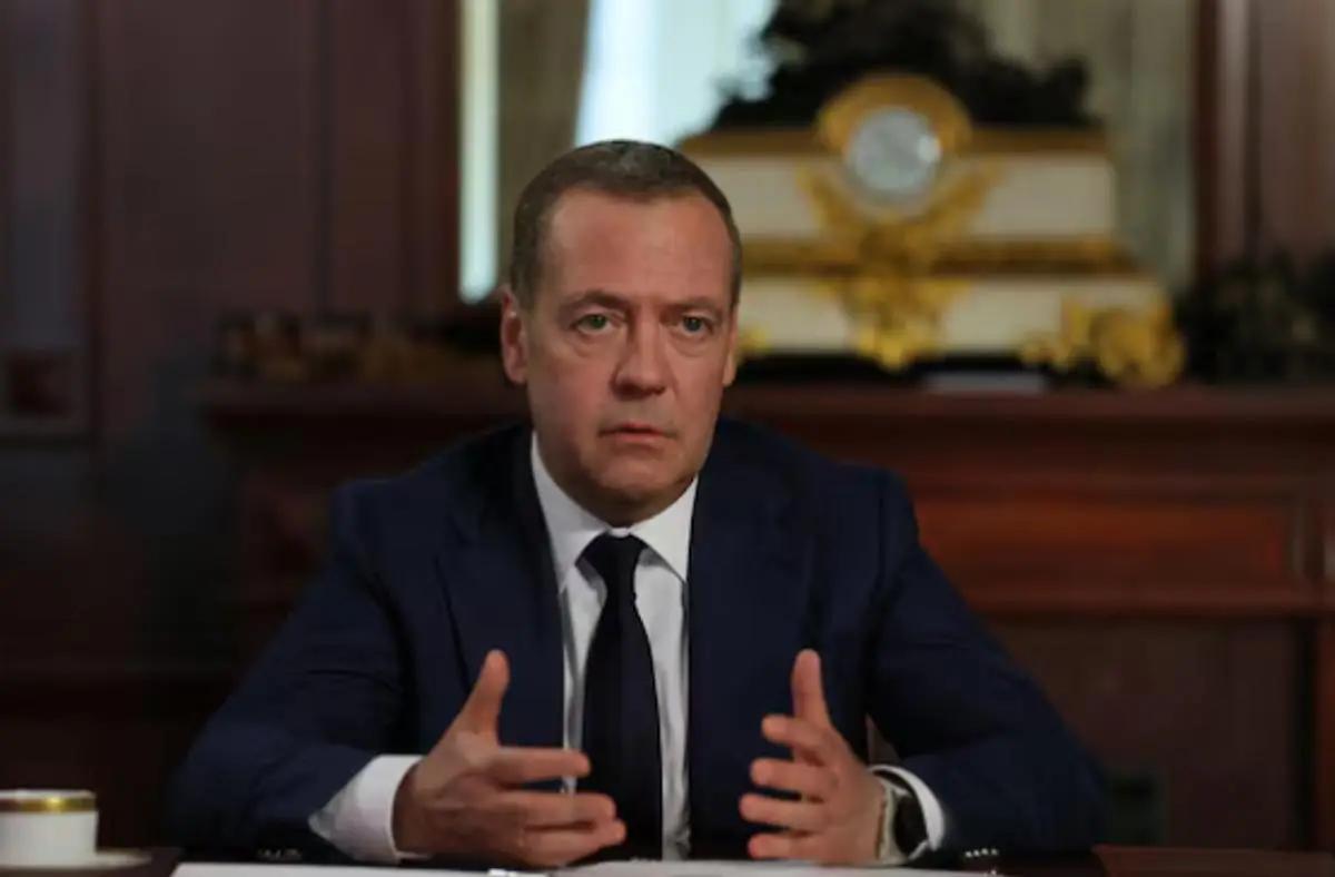 好家伙，桌子直接给掀了。梅德韦杰夫一嗓子，把全世界都喊愣了：没错，我们在跟美国人