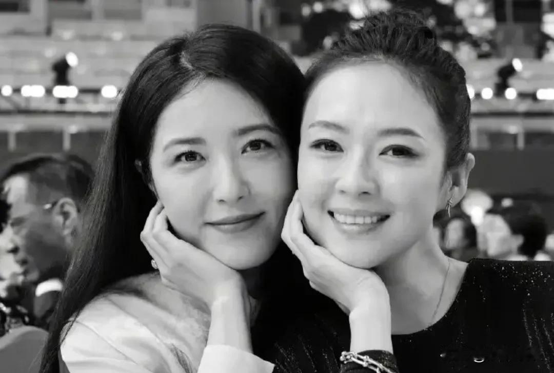 上铺是后来星光耀眼的国际章，下铺是当年全校男生追着看的校花曾黎。三十年后再同框，