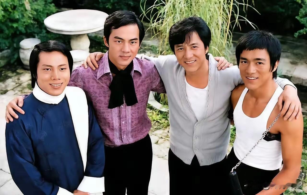 李小龙，梁小龙，成龙，狄龙，被人称之为香港四小龙，这四小龙在一起合影留念，有这种