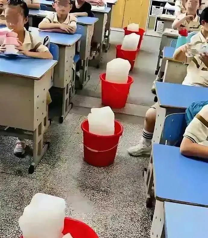 学校条件太艰苦了！没有安装空调，孩子们热得受不了，老师只好用几个
