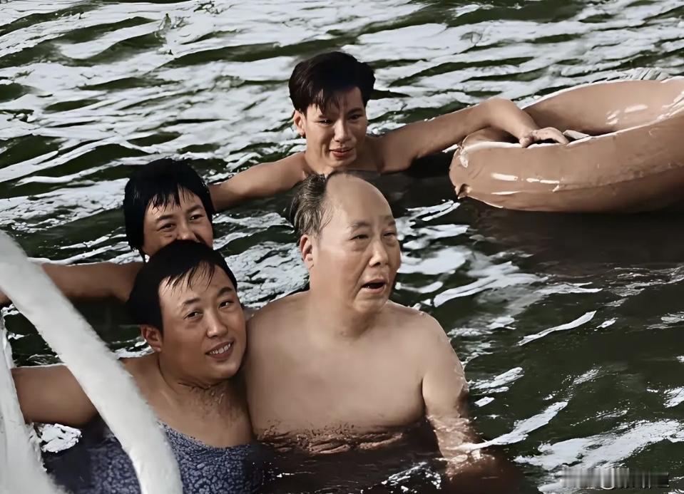 毛主席73岁畅游长江，工作人员紧张护驾，这哪是简单的玩水？分明是伟人把山河壮志融
