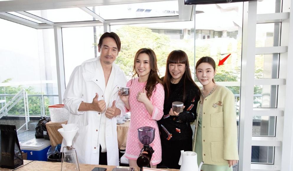 蔡天凤矮过，但没丑过，因为她本来就是美女又爱打扮。当年享受荣华富贵的她一定没想到