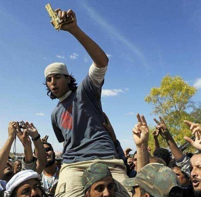 1980年，卡扎菲正睡觉，被美国收买的保镖霍姆斯，悄悄来到卧室，拿着匕首就向卡扎