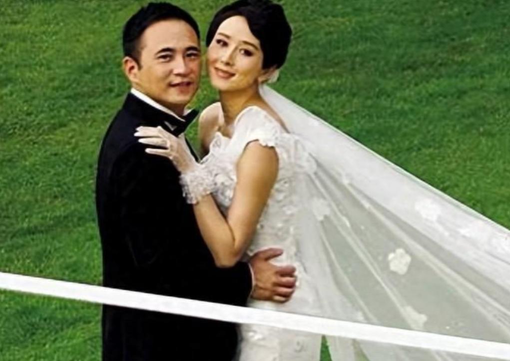 2008年，胡静高高兴兴地嫁给了身价50亿的马来西亚富豪朱兆祥，结婚当晚
