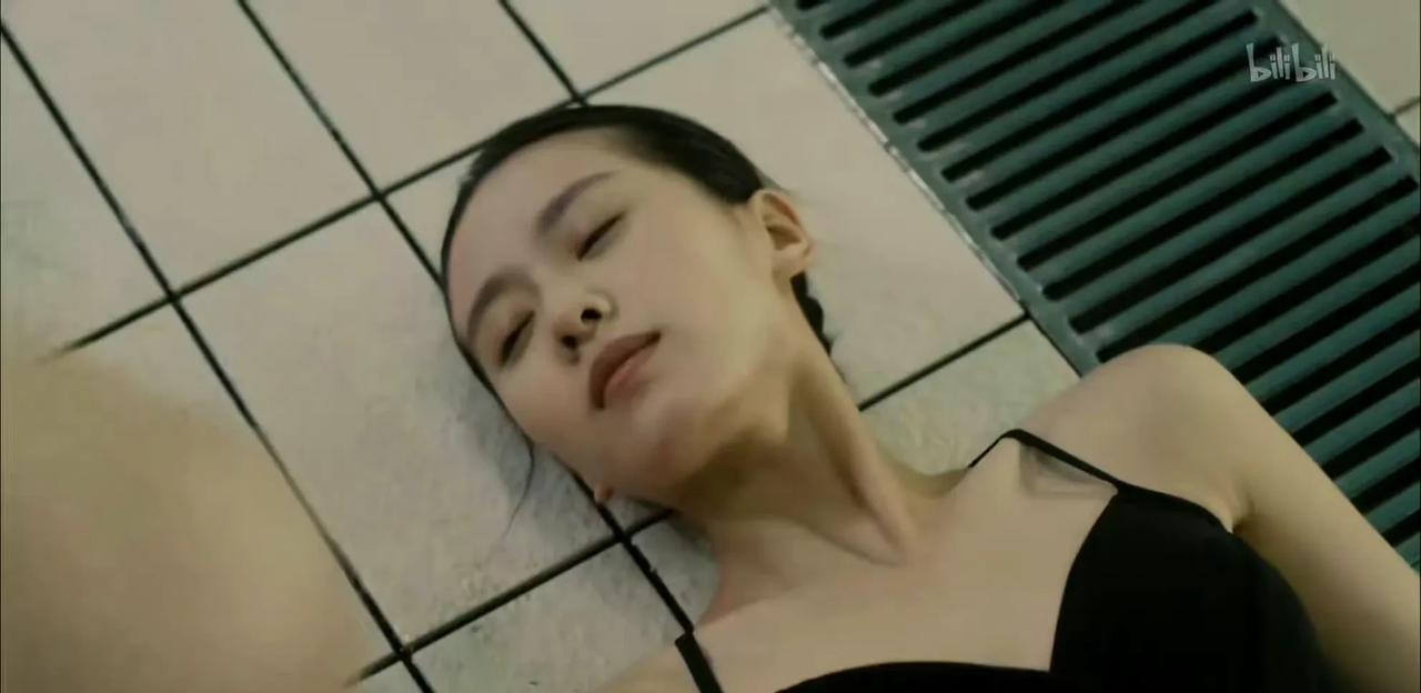 刘诗诗泳装躺地上样子好享受啊