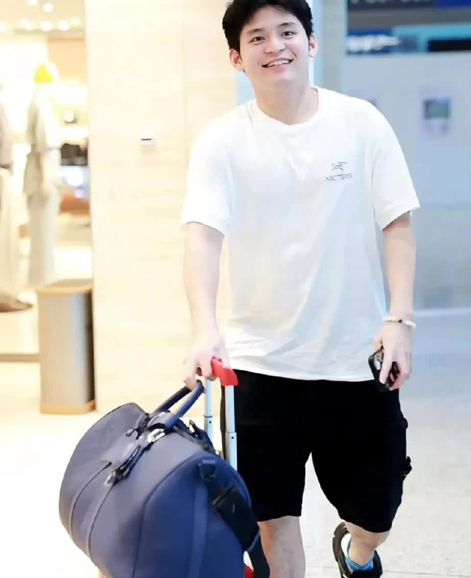 林诗栋也出发新疆了，精神还不错，小石头很适合白色的T恤，阳光且显白。哈哈石头