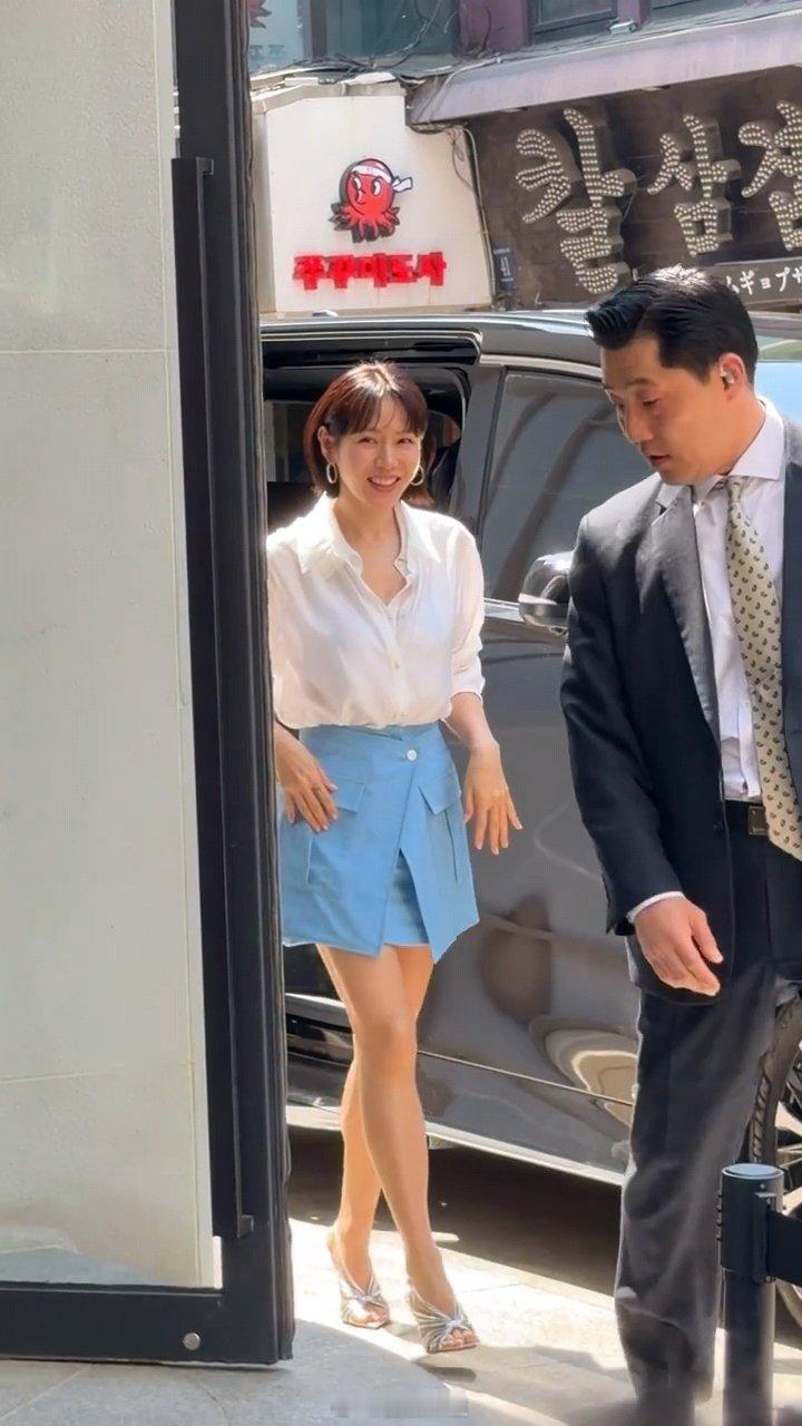 偶遇孙艺珍线下活动孙艺珍短发白衬衫中国网友偶遇孙艺珍线下活动，这个短发真不是谁都