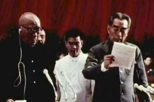 1975年，周总理最后一次做政府报告，89岁的朱老总非要站立作陪，周总理病魔缠身