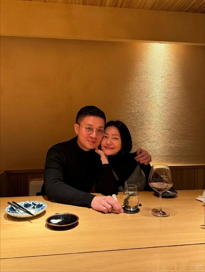 小S二女儿18岁了，粉色气球堆成的背景里，她抱着兔子蛋糕笑的样子好灵动