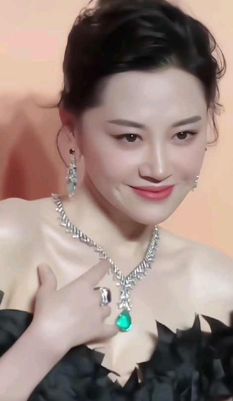 媚眼如丝，许晴是真美岁月奈何不了的女神毫不忸忸咧咧的感性美时光永远流失不掉