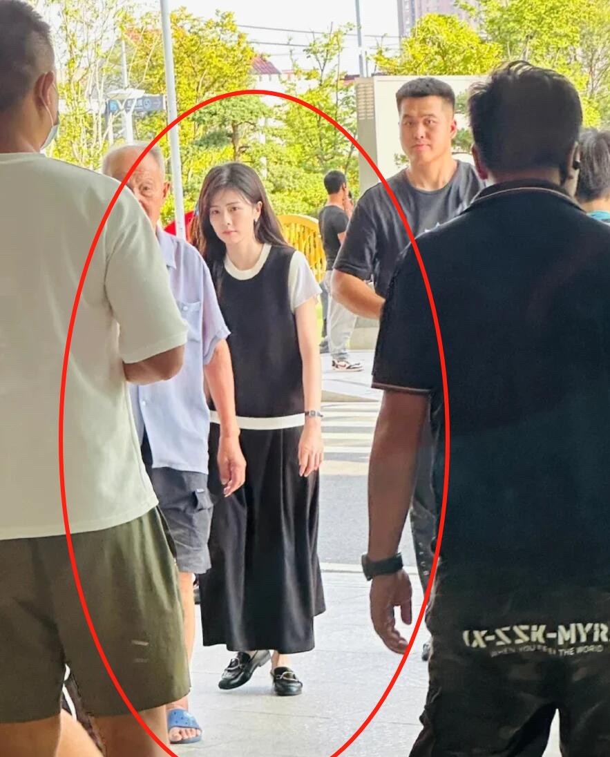 天呐...白鹿也是不上镜的那种线下直观的感受到她比照片上好看那么多，而且她发量