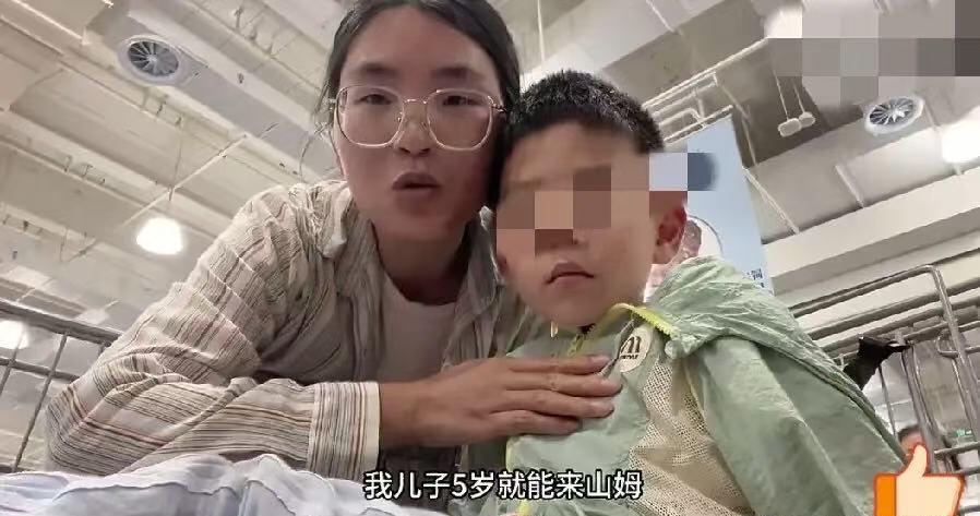 知道的她进的是山姆超市，不知道的还以为她进的是国务院！视频女子称，自己动用所
