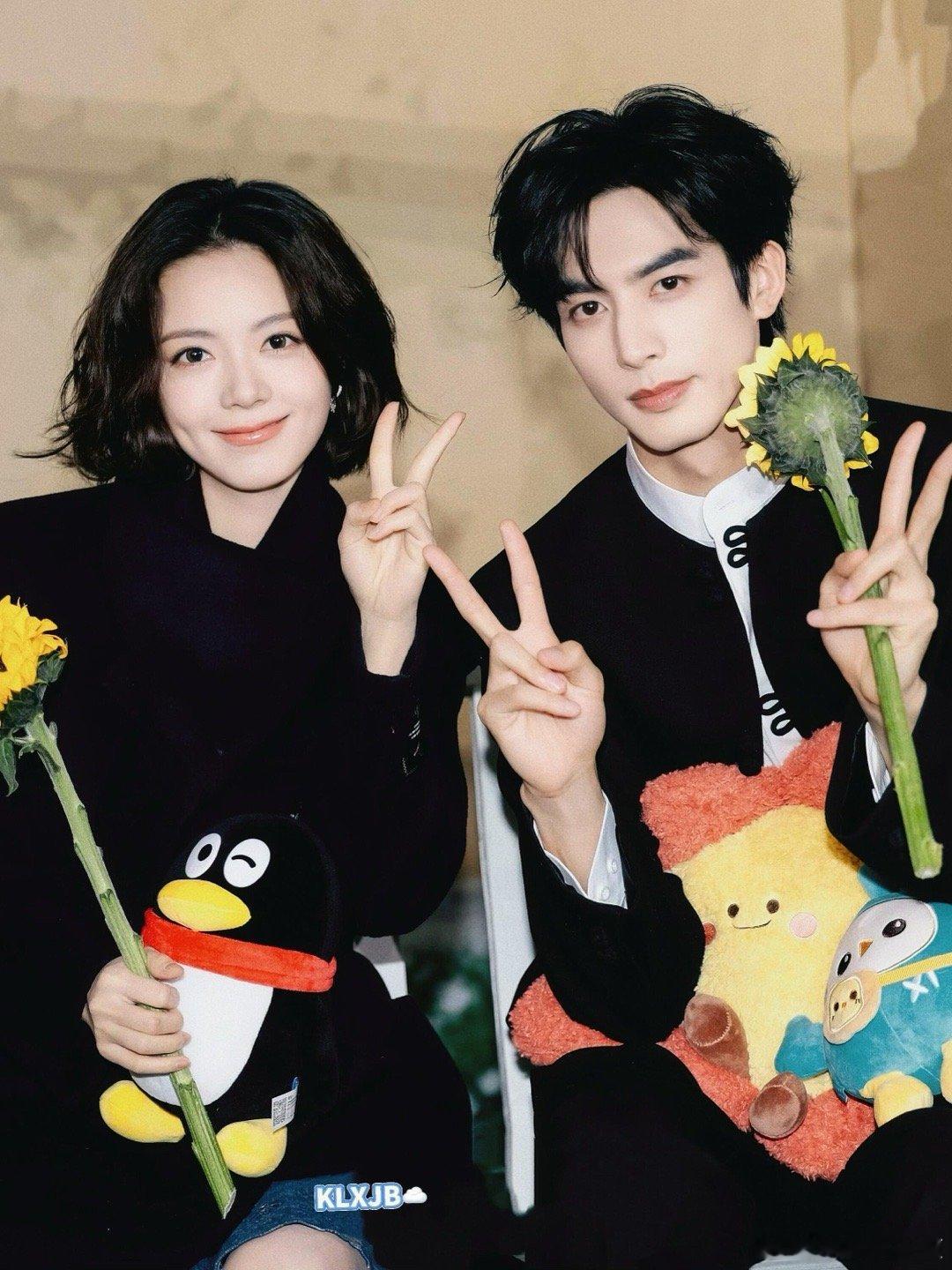 第N张合照，细节:手指碰一起了🐉缺光，向日葵🌻对着他自己哈哈哈哈剧集骄阳似我