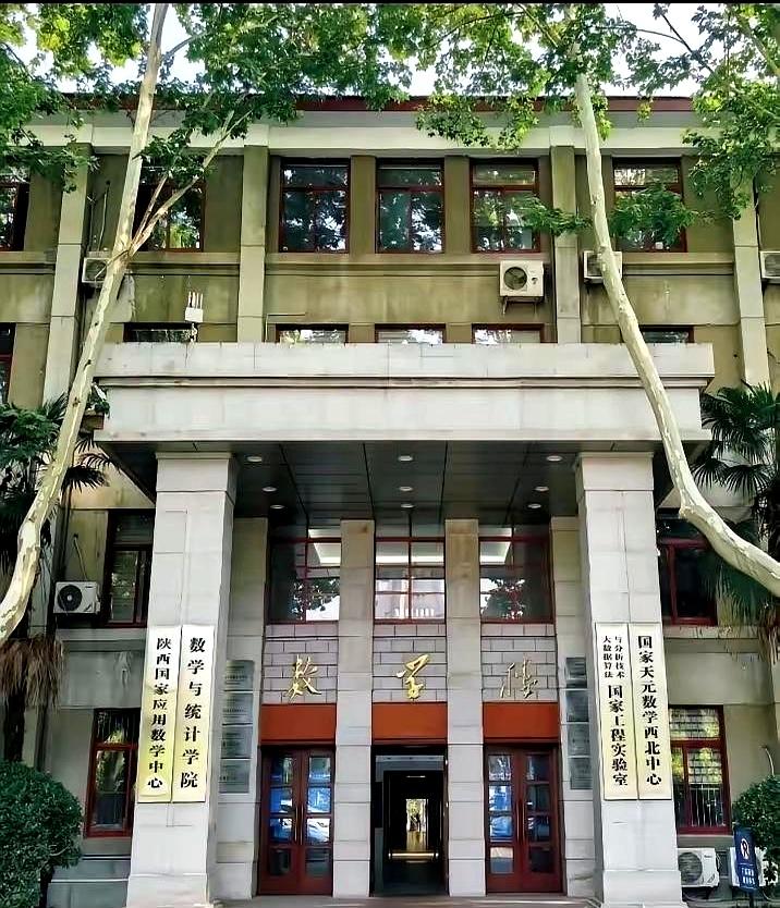 一个数学与统计学院，门口居然摆着三块国家级牌子，乍一看还真有点愣住。很多学校喜