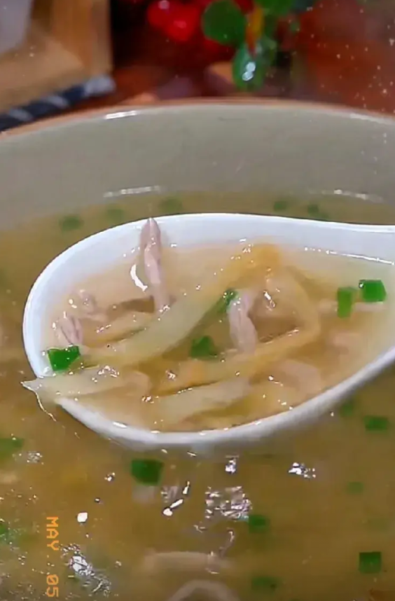 在杭州游玩时，青岛一女子点了一碗当地特色的榨菜肉丝汤，没想到被这碗汤的样子震惊了