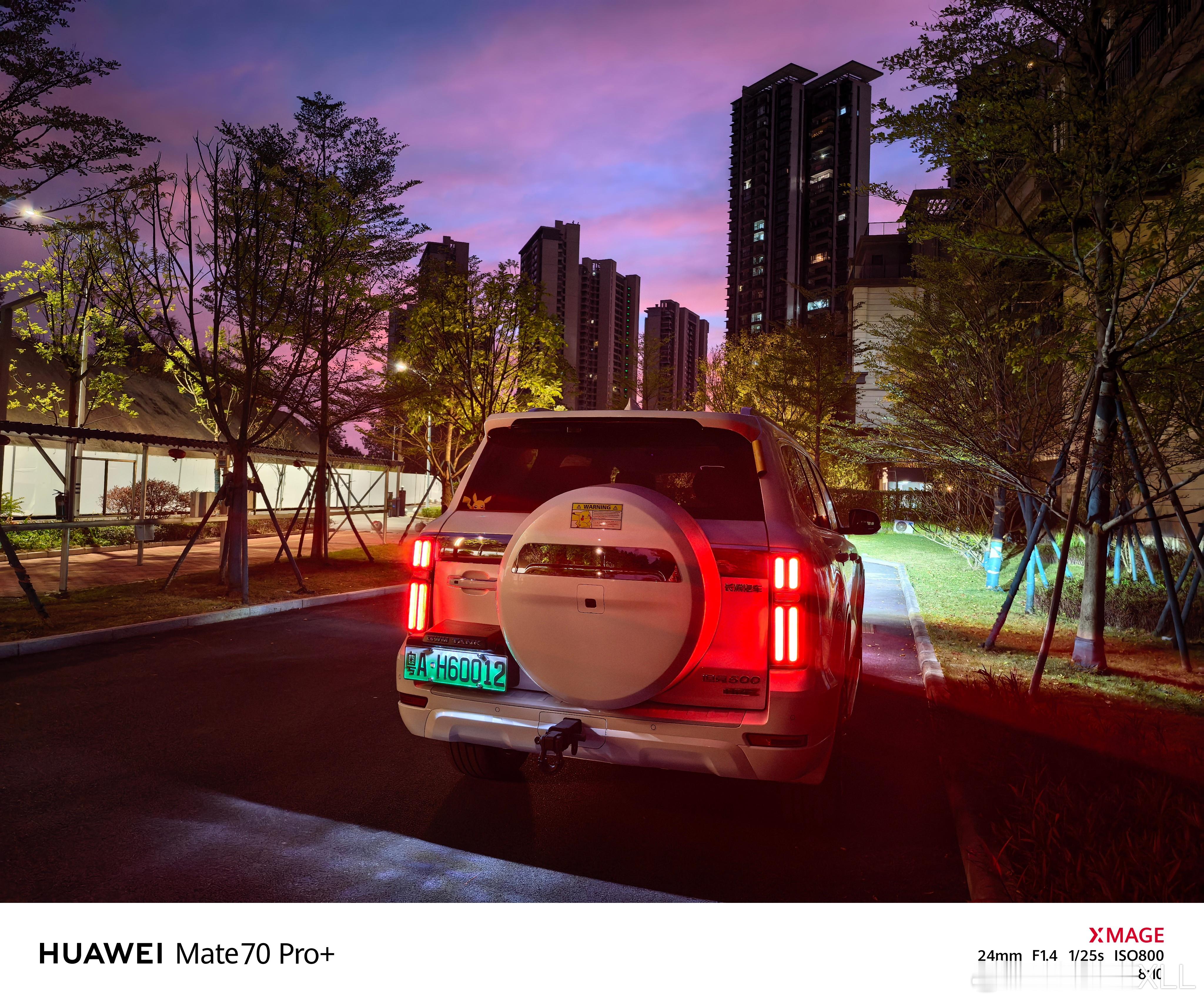 今天严肃批评一下坦克500和长城。我早就想拍全新坦克500的小蓝灯了，但是大家发