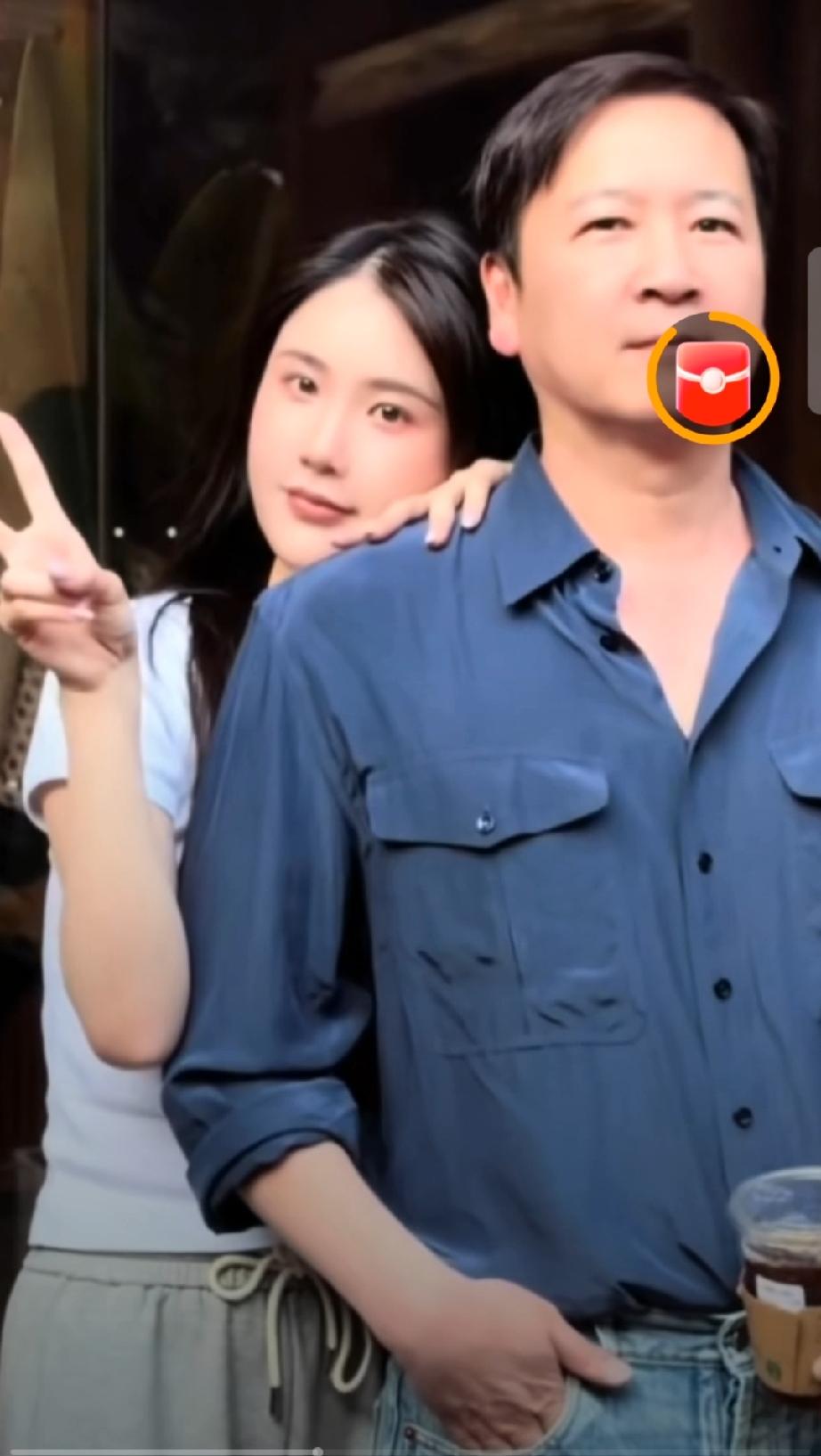 赖文峰楚玲两口子真会玩，峰哥在众多朋友面前单手抱起楚玲就走！他们俩和共同的朋