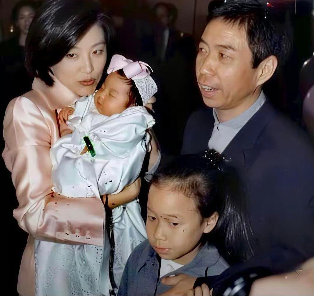 1996年，42岁高龄生娃后的林青霞一家的合影。这时候的她更温柔，更美丽。202