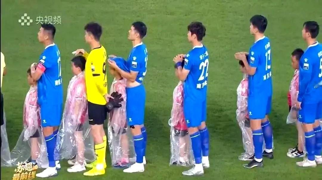 中超为什么火不过苏超，看看这张图就知道了。常州和南京的开幕式上，雨点子啪啪往