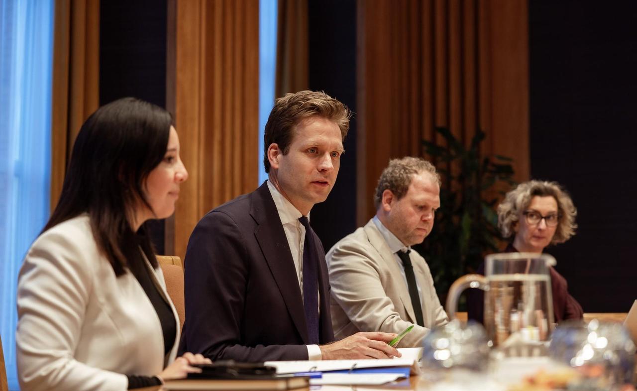 荷兰被清算当地时间周四晚间，荷兰经济大臣卡雷曼斯在议会听证会中，就其对中国安世