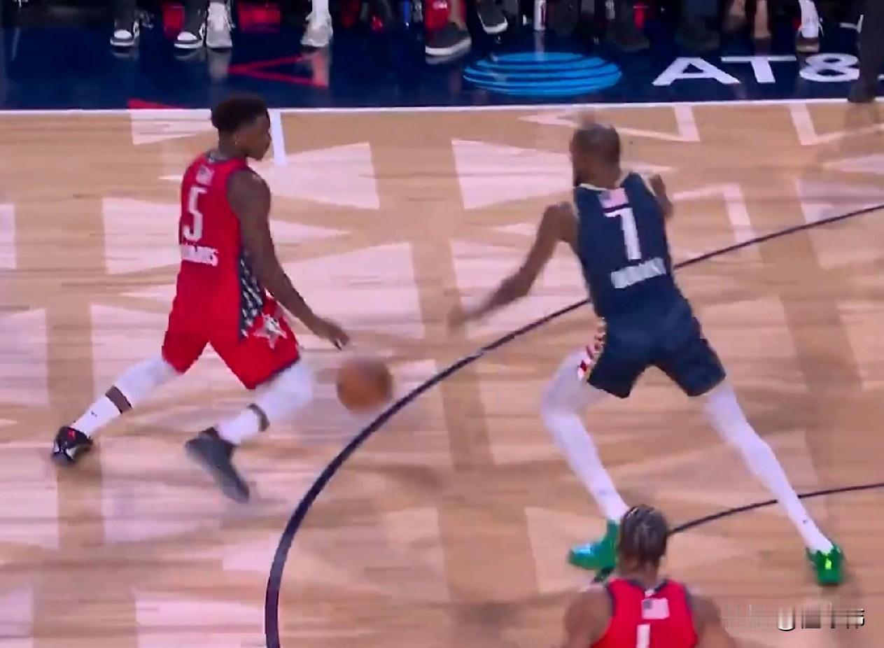 充满敬意！爱德华兹谈偶像杜兰特：“跟KD同场竞技的感觉很棒。”“他是我的