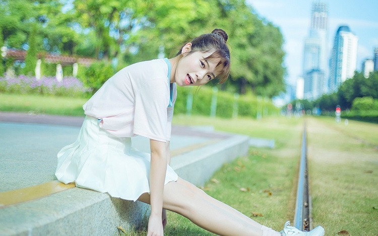 中年男人在喜欢的女人面前，可能会情难自控，爱得越深，越会有一些亲昵的举动。有个