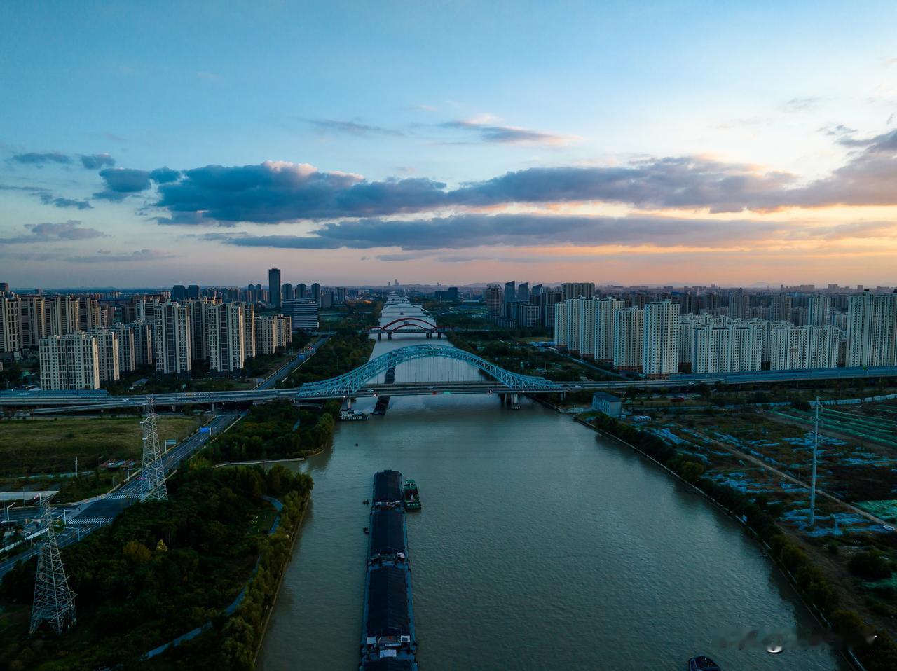 空中俯瞰扬州大运河，数座形状各异的大桥横跨大运河。