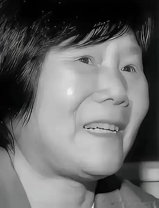 1975年，湖北神农架几名妇女正在田里挖洋芋时，一位女孩因为内急跑去树林中解决，没想到让她看到了非常