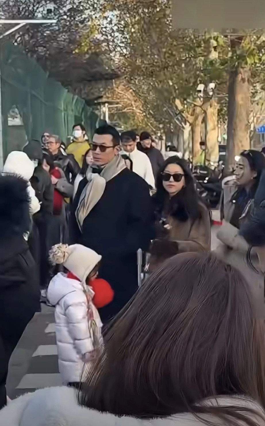 朱珠真是活人感满满！近日，有网友偶遇朱珠和她老公，朱珠从她老公身边走过去，还