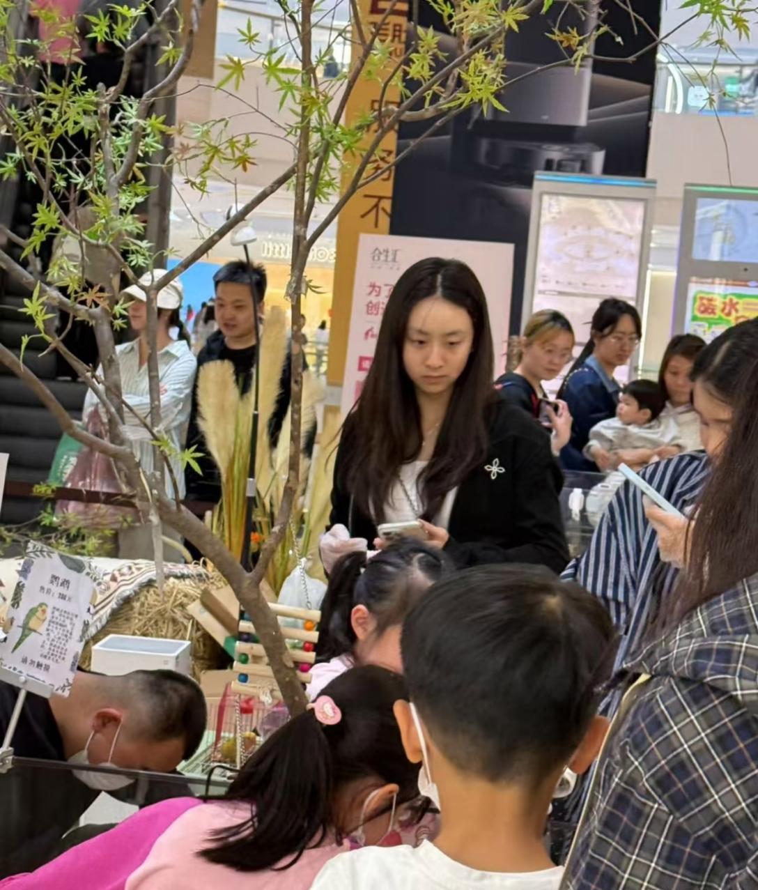 有网友曝光偶遇田亮一家，森碟很漂亮，下巴后缩的情况也不是那么明显。不知道田亮