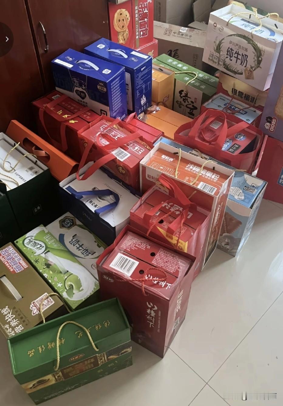 今年回老家探望了多位长辈，注意到他们家角落里堆积了十余箱乳制品，均为春节期间亲友