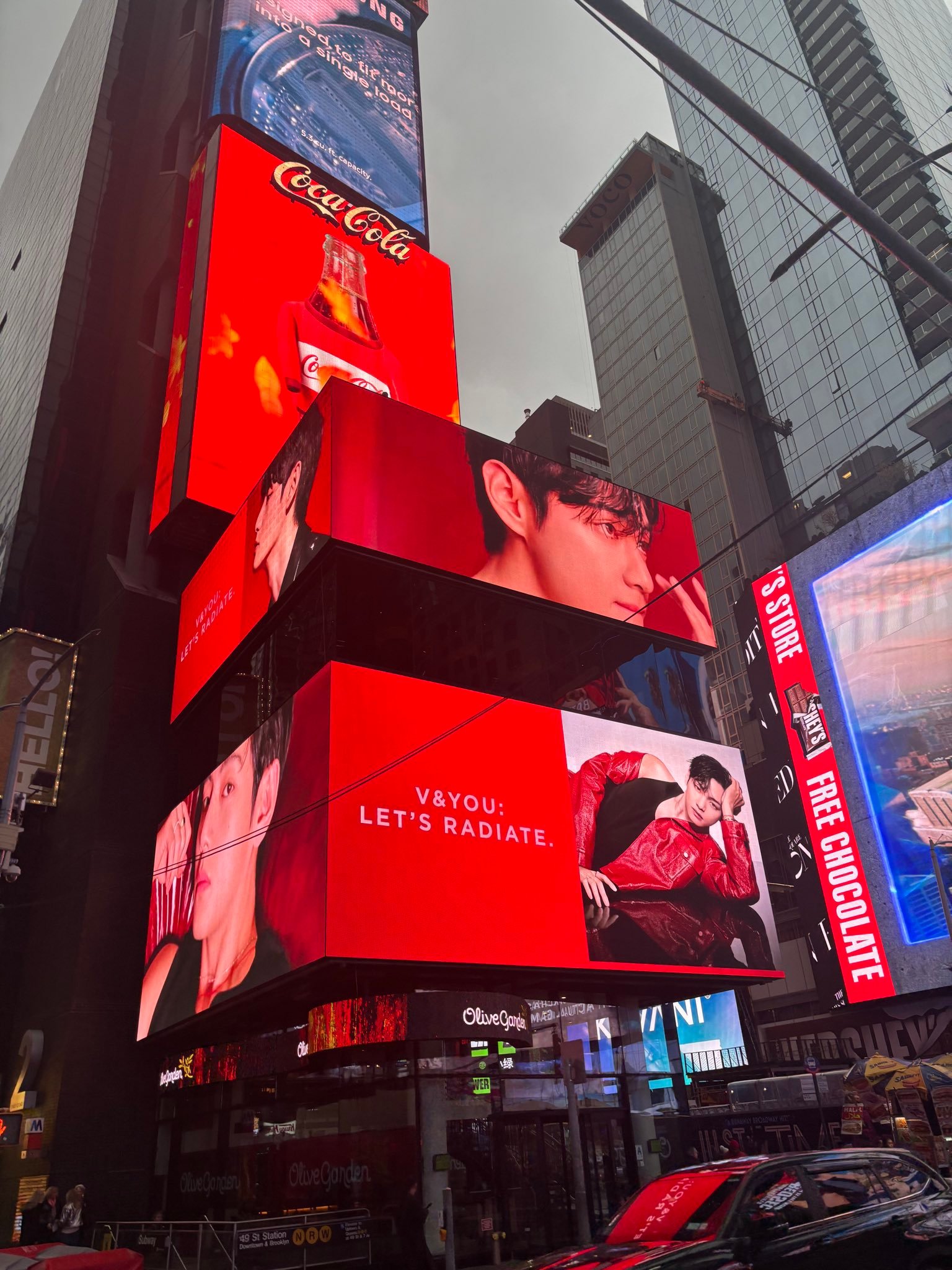 分享一组金泰亨xTIRTIR的地广，包括纽约时代广场在内的在全球多地铺设！