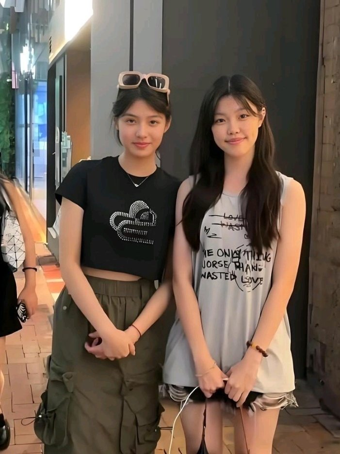 艾米和素人女生一起合影，果然女明星气质就是不一样，站在一起艾米太亮眼了​