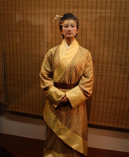 千年女尸辛追：生前极奢靡，出土后曾被解剖。1972年长沙的浏阳河畔旁，居民间纷纷