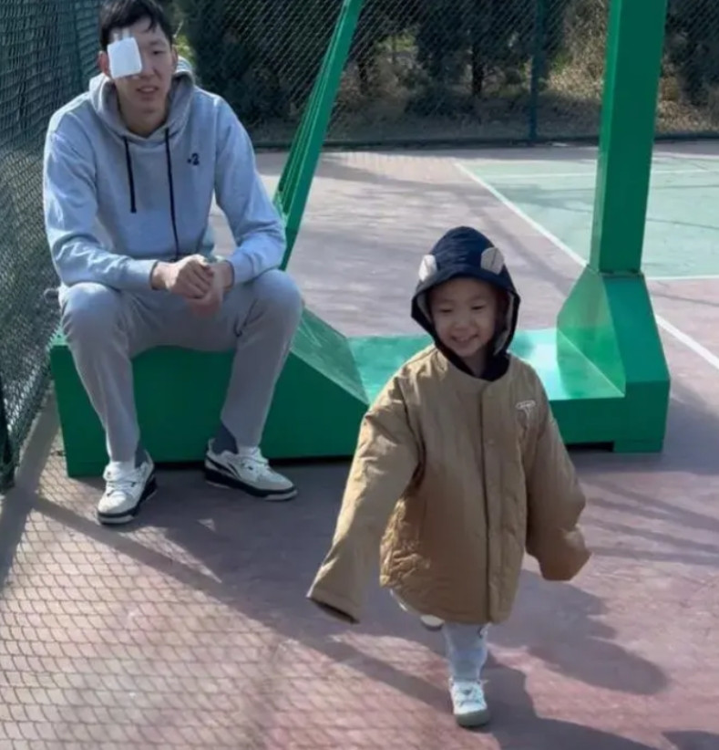 时光飞逝，篮球明星周琦都3个娃了周琦与妻子王欣怡育有三个孩子：‌大女儿‌：出