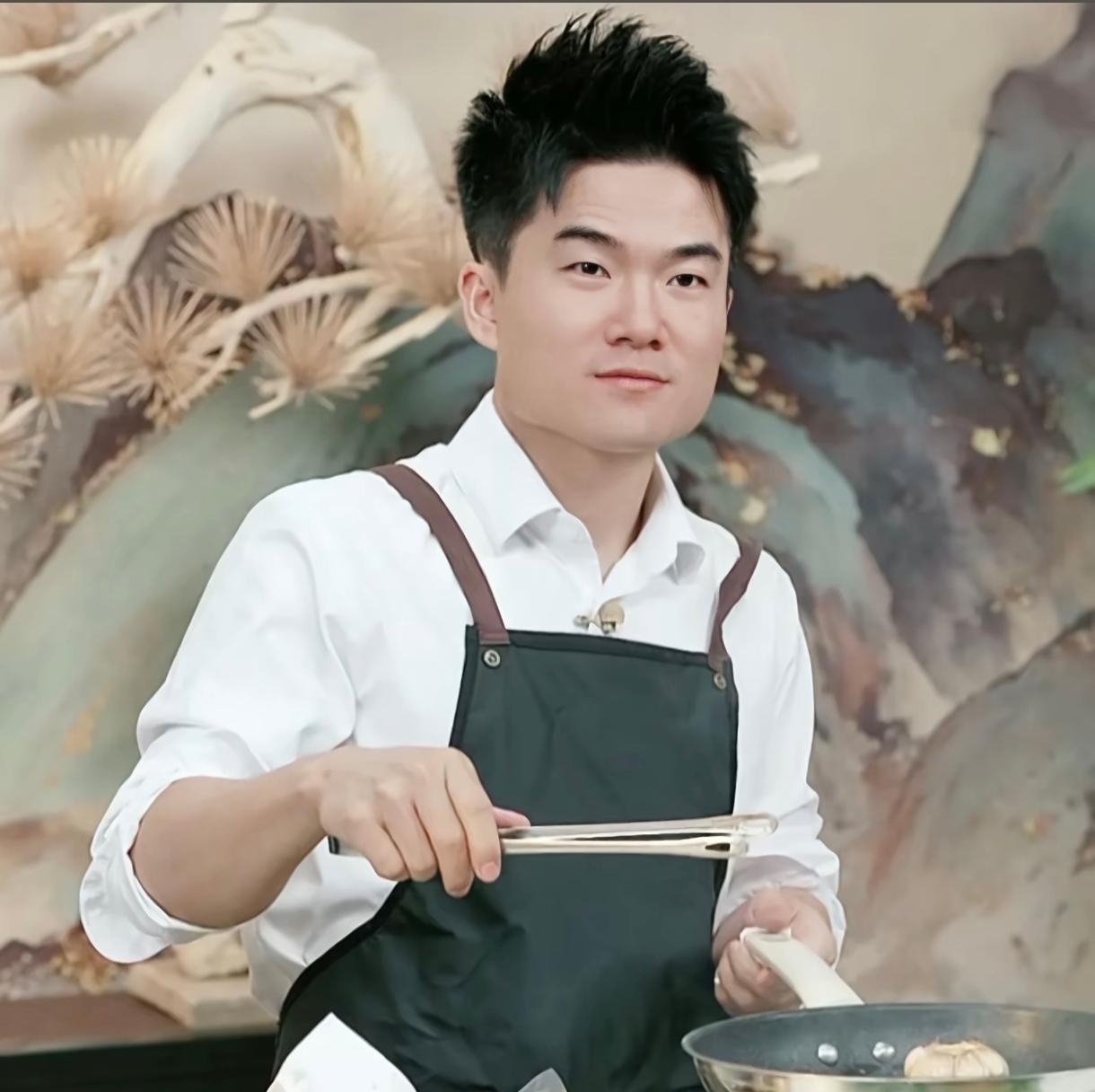 从直播带货的董宇辉和旅行博主蓝战非的成功就能看出来，直播内容是需要规划拆解成小作