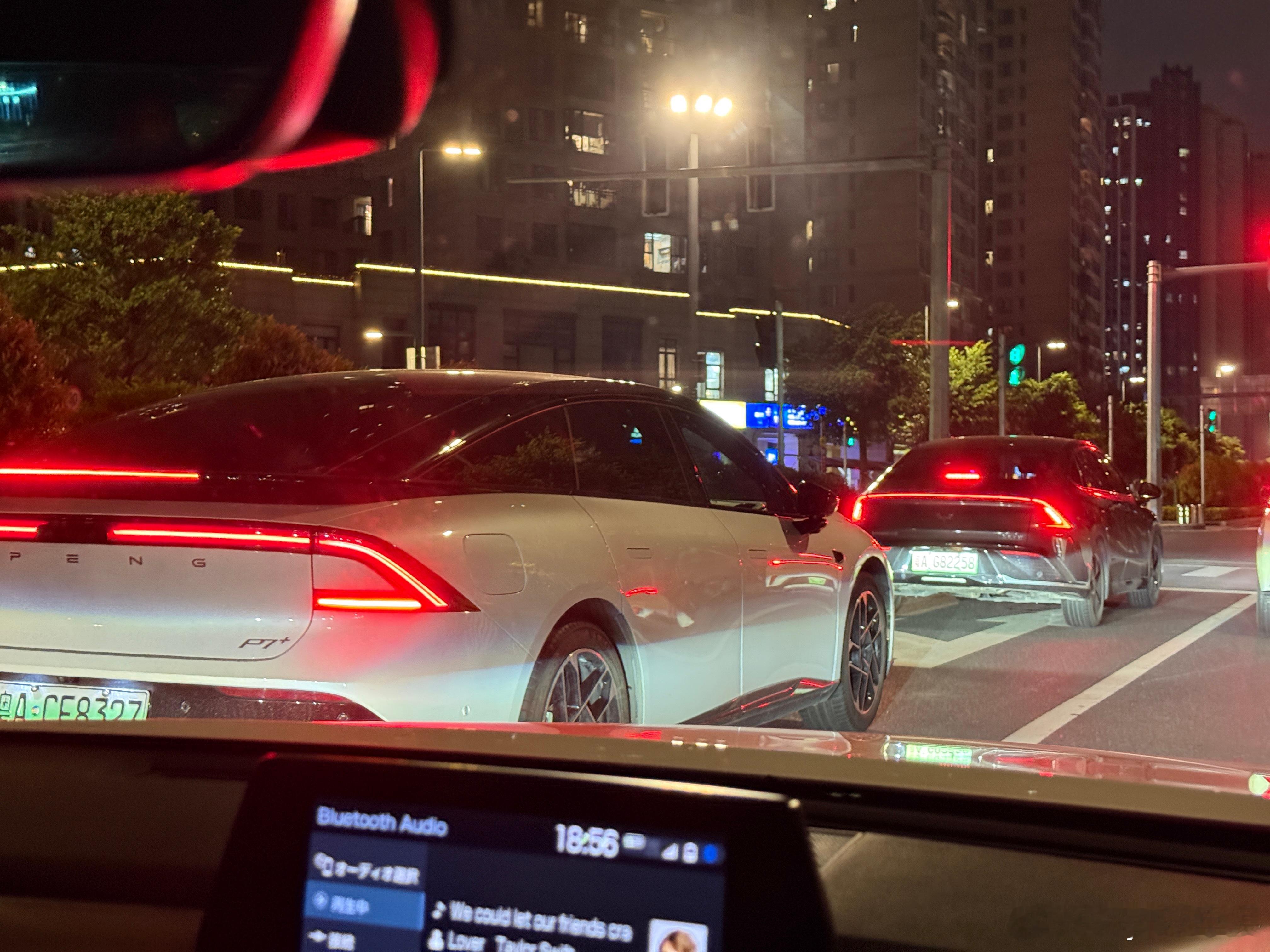 远看我还以为是两台P7+，走近一看才发现是撞脸[doge]小鹏p7+​​​