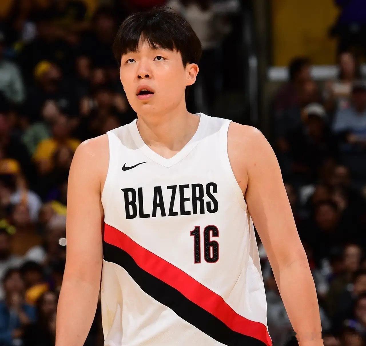 杨翰森跌至第5中锋，却迎来希望！在开拓者123-118勇士的比赛里，杨翰森直到第四节才迎来上场机会，